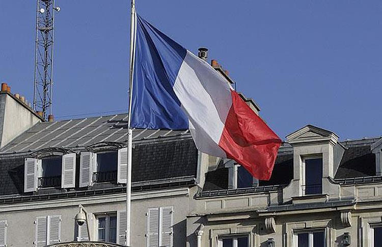 Fransa'da başörtülü avukat diploma töreninde İslamofobik muameleye maruz kaldı