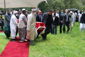 Güney Afrika’da Osmanlı Başkonsolosunun naaşı ‘‘asıl‘‘ mezarına geri defnedildi