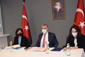 Türkiye'nin Berlin Büyükelçisi Şen, Hannover’de STK temsilcileriyle bir araya geldi