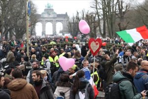 Brüksel'de 50 bin kişi pandemi tedbirlerini protesto etti