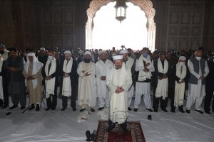 Diyanet İşleri Başkanı Pakistan'da tarihi camide cuma namazını kıldırdı
