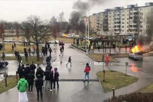 İsveç'te Kur'an-ı Kerim yakma provokasyonunu protestolarda 3 kişi yaralandı