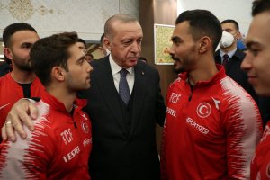 Cumhurbaşkanı Erdoğan, sporcularla iftarda bir araya geldi