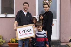 TİKA, Bosna Hersek'teki Ukraynalı mültecilere Ramazanlık yardım paketi dağıttı