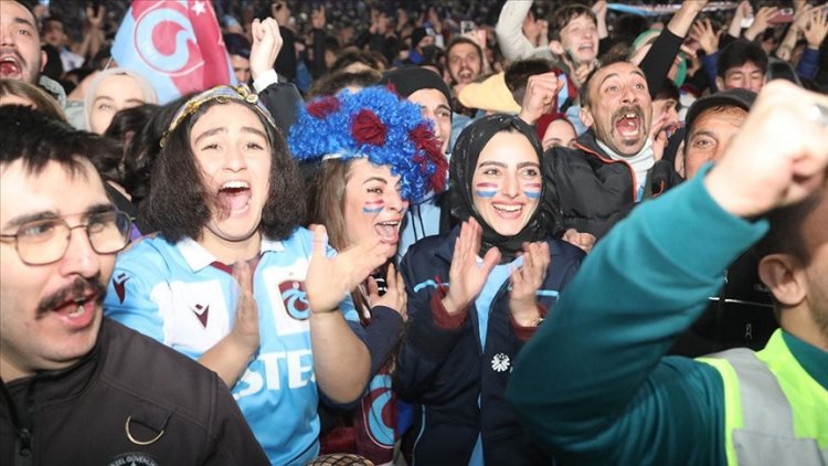 Trabzonspor taraftarı, şampiyonluğu meydanlarda kutluyor