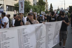 Yunanistan'da bir grup göstericiden sığınmacıları geri itmeye karşı eylem
