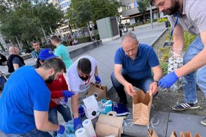 Türk gençleri Almanya'da sokakta yaşayanlara gıda yardımında bulundu