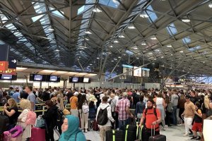ABD'de ve Avrupada personel eksikliği nedeniyle havalimanlarında kaos yaşanıyor