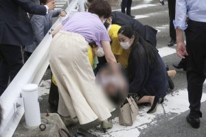 Silahlı saldırıya uğrayan eski JaponyaBaşbakanı Abe Şinzo, hayatını kaybetti