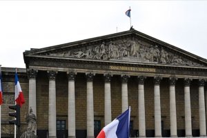 Fransa Meclisinde Nazi selamı veren milletvekiline en hafif ceza uygulandı