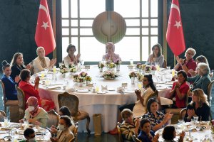 Cumhurbaşkanı Erdoğan’ın  eşi Emine Erdoğan, kadın büyükelçi ve büyükelçi eşleriyle buluştu