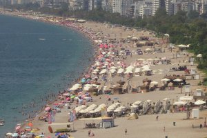  Hava sıcaklığının yüksek olmasından dolayı Antalya sahillerinde yoğunluk  yaşanıyor