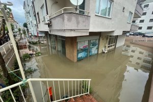 Bursa'da yaz yağmuru hayatı olumsuz etkiledi