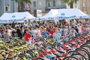 Canik Belediyesi 40 gün namazını camide kılan çocuklara bisiklet dağıttı