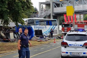 Sofia’da göçmenleri taşıyan otobüs polis aracına çarptı