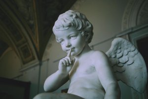 Münih kentinde İtalyan kız çocuğunun üzerine heykel düştü