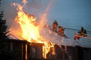 Evin çatı katında çıkan yangında 4 kişi öldü