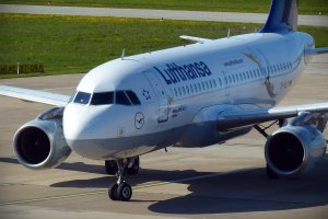 Alman hava yolu şirketi Lufthansa 1,1 milyar kar açıkladı