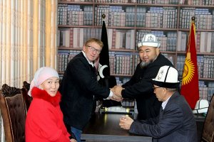 Sevdiği Kırgız kadın için Müslüman oldu
