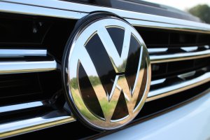 Kovid-19 vakalarındaki artış nedeniyle Volkswagen üretimi durdurdu