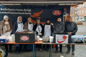 Berlin’de DİTİB kadın gönüllülerden evsizlere ve ihtiyaç sahiplerine sıcak çorba ikramı