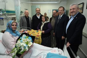Başkan Aktaş ve Çavuşoğlu yeni yıla 2023'ün ilk bebeğiyle girdi 