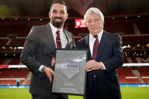 Atletico Madrid kulübü Arda Turan'a plaket verdi