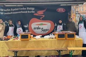 Berlin’de DİTİB gönüllüleri yüzlerce kişiye sıcak çorba dağıttı
