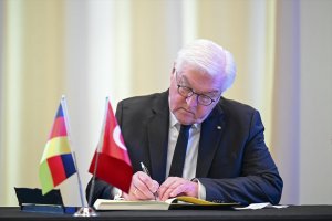 Cumhurbaşkanı Steinmeier Berlin Büyükelçiliğindeki taziye defterini imzaladı