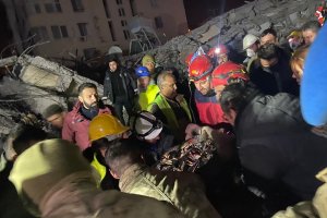 İskenderun'da depremin 138. saatinde bir kişi enkazdan sağ çıkarıldı