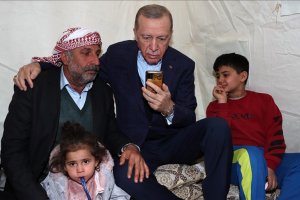 Cumhurbaşkanı Erdoğan, depremden etkilenen Şanlıurfa'da çadır kenti ziyaret etti