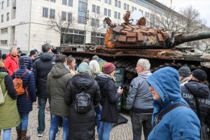Berlin Büyükelçiliğinin önüne savaşta tahrip edilen Rus tankı konuldu