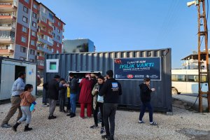 DİTİB'in deprem bölgesindeki sıcak yemek ikramı sürüyor