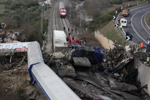 Larisa'da gerçekleşen tren kazasında ölenlerin sayısı artıyor