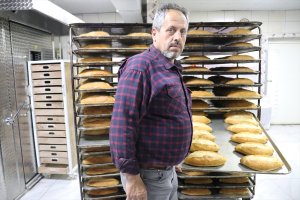 Başkan Zilal Bozoğulları depremzedelere ücretsiz ekmek sunuyor