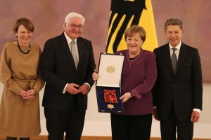   Almanya Cumhurbaşkanı Steinmeier, Angela Merkel'e üstün hizmet ödülü verdi