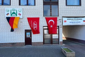 Bir camide Türk bayrağına çirkin saldırı, bir camiye de tehdit mektubu