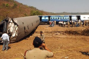 Hindistan'da tren kazasında 288 kişi yaşamını yitirdi