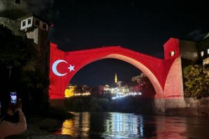Cumhuriyet'in 100. yılında tarihi Mostar Köprüsü'ne Türk bayrağının renkleri yansıtıldı