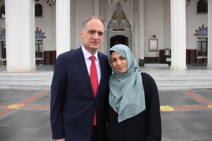 Vocke Türk eşinin yaşantısından etkilenip Müslüman oldu