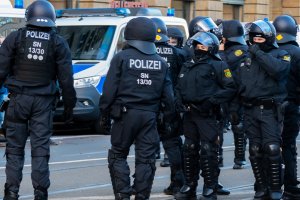 Berlin'de iki polis memurunun sümen altı edildiği öne sürüldü