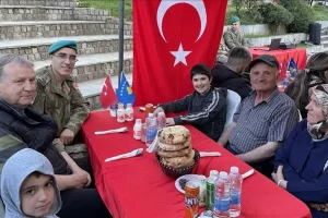 Türk askeri Kosova'da Kadir Gecesi dolayısıyla iftar verdi