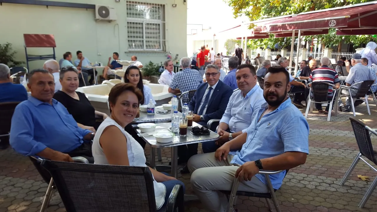 Gümülcine Türk Gençler Birliği tarafından Muharrem ayı münasebetiyle vatandaşlara aşure