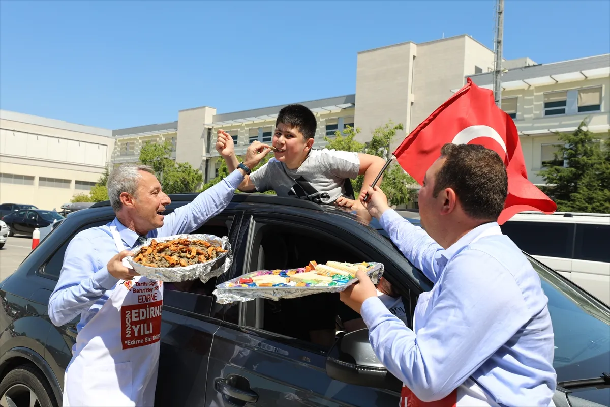 Kapıkule Sınır Kapısı'ndan Türkiye'ye giriş yapan gurbetçilere Edirne'nin yöresel lezzetlerinden