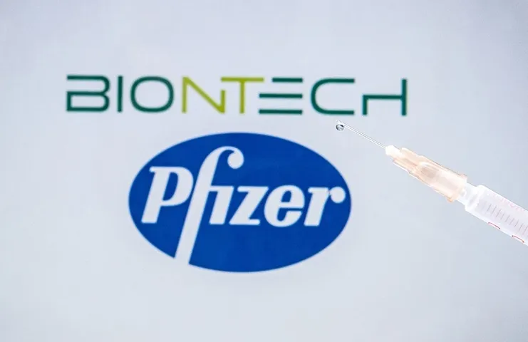 Almanya'da, BioNTech-Pfizer'in virüse karşı geliştirdiği aşının belirli hastalıkları olan 12