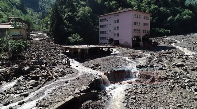 İçişleri Bakanı Süleyman Soylu, Trabzon'un Araklı ilçesindeki selde 7 binanın