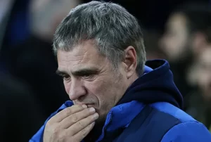 Fenerbahçe Teknik Direktörü Ersun Yanal, Galatasaray mağlubiyeti sonrasında istifa etti.