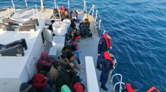 Aydın açıklarında, Yunan askerleri tarafından can salıyla denize bırakılarak Türkiye
