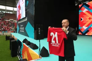 Türkiye bugün, hem kendini savunmanın hem de geleceği inşa etmenin