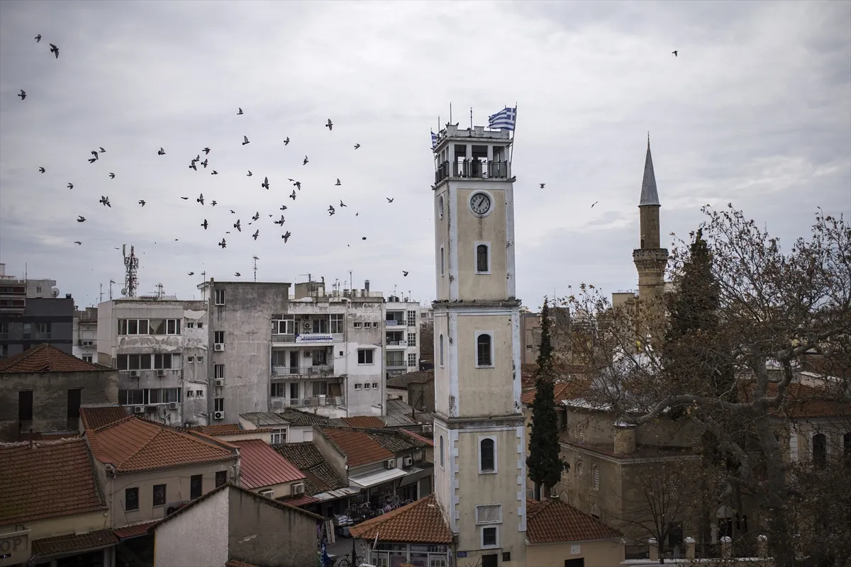 Batı Trakya'da, Gümülcine kent merkezinde bulunan tarihi saat kulesi, şehrin